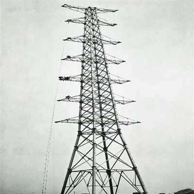 Torre angular de quatro pernas